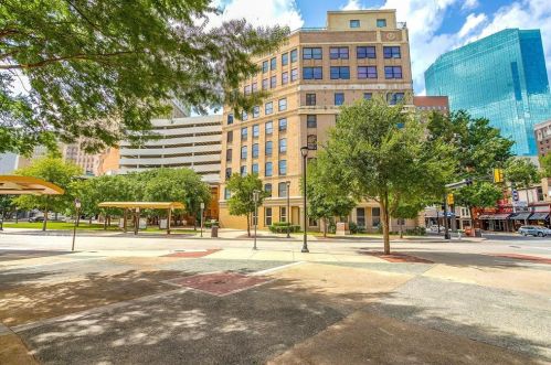 910 Houston St, Fort Worth TX  76164-9331 exterior