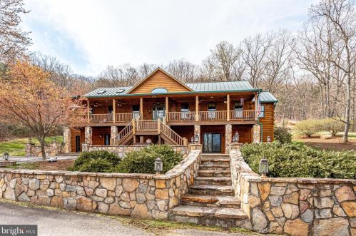 3714 Mountain Rd, Haymarket VA  20169-1739 exterior