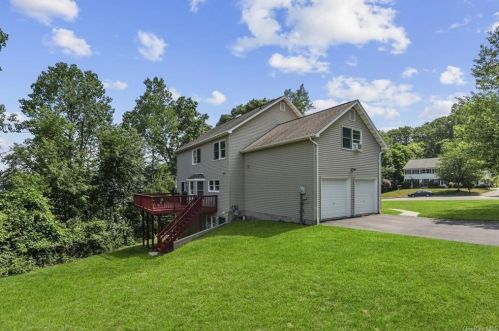 19 Rakentine Ln, Garnerville, NY 10923-1840