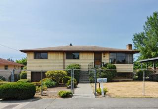 4427 Warsaw St, Seattle, WA 98118-3353