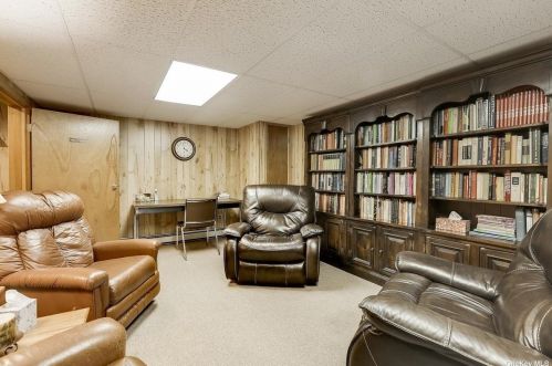 11 Remsen Ct, Mount Sinai NY  11766-1603 exterior