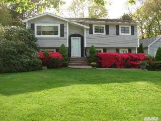 151 Autumn Dr, Hauppauge, NY 11788-1039