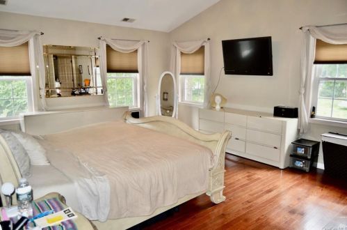 2 Drake Ln, White Plains NY  10607-2215 exterior