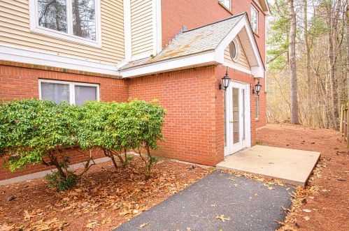 3 Timberwood Dr, Goffstown NH  03045-2551 exterior