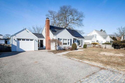 43 Foster Blvd, Babylon, NY 11702-1502