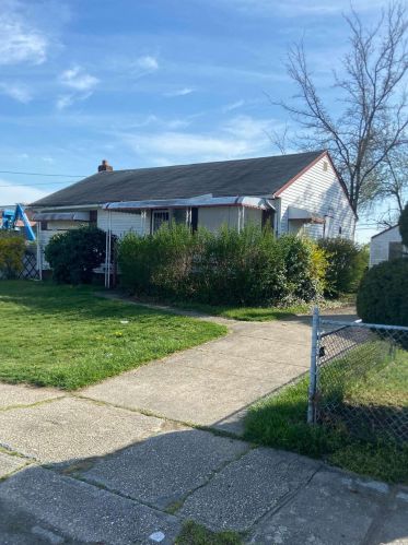 1 Floral Dr, Amityville NY  11701-1608 exterior