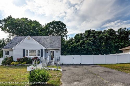 22 Pinewood Dr, Bricktown, NJ 08724-2814