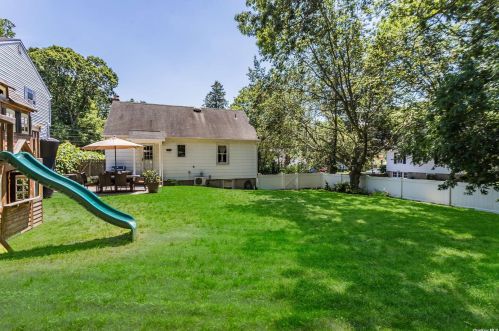 27 Hilden St, San Remo NY  11754-1743 exterior