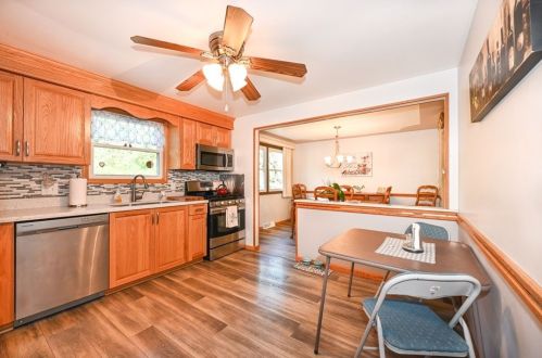 472 Lisa Dr, Pittsburgh, PA 15122-3148