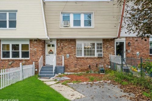 42 Chaucer Ct, Middletown, NY 10941-1802