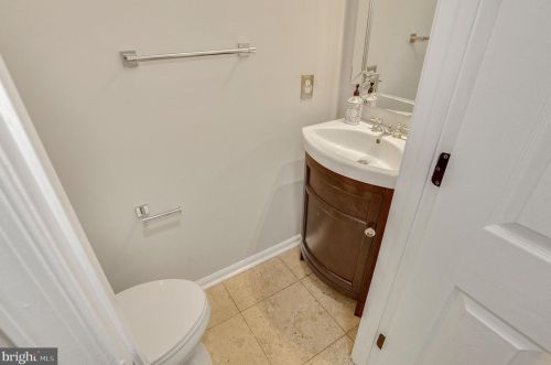 6733 Sutton Oaks Way, Gainesville VA  20155-1489 exterior