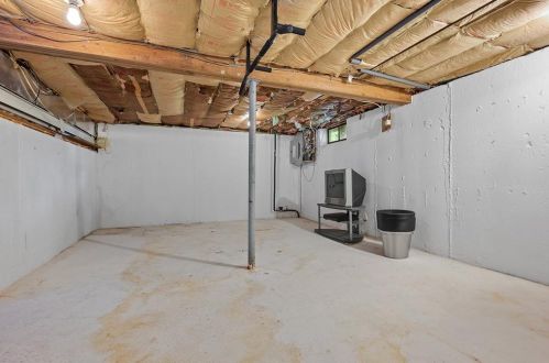 6 Kennedy Dr, Coventry RI 02816-5214 exterior