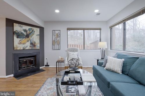 10679 Oak Thrush Ct, Springfield, VA 22015-2215