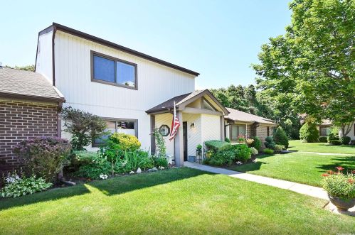 4 Sheila Ct, Holtsville, NY 11742-2249