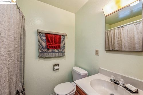 4327 Essex St, Oakland CA 94608-1216 exterior