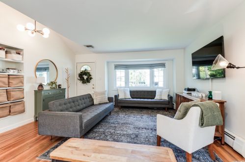 8 Norma Ln, San Remo, NY 11754-4521