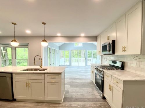 8 Tulip Tree Ln, Norwalk CT  06851-1409 exterior