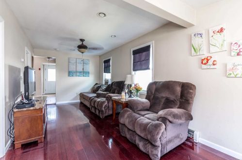 809 Surf St, North Lindenhurst, NY 11757-6239