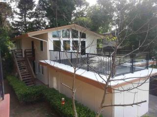 3335 Deering St, Oakland, CA 94601-2723