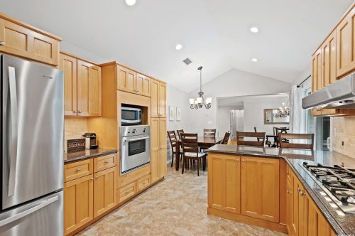 96 Vanderbilt Blvd, Oakdale NY  11769-2033 exterior