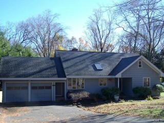 9 Rocky Ridge Dr, Bridgeport, CT 06611-5326