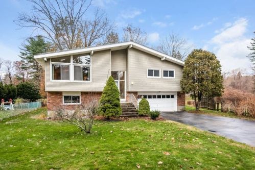 6 Orbaek Ln, Pleasantville, NY 10570-2434