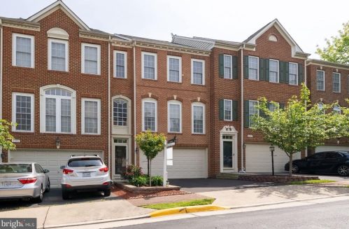 8004 Samuel Wallis St, Lorton VA  22079-2348 exterior