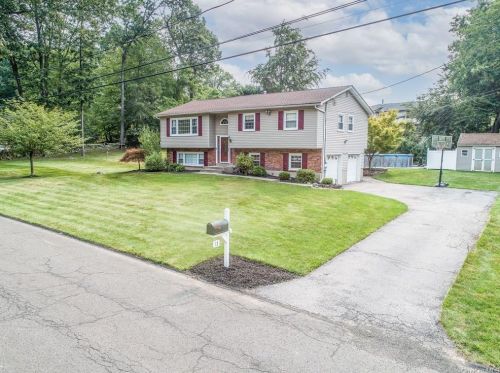 13 Stemmer Ln, Airmont, NY 10901-4304