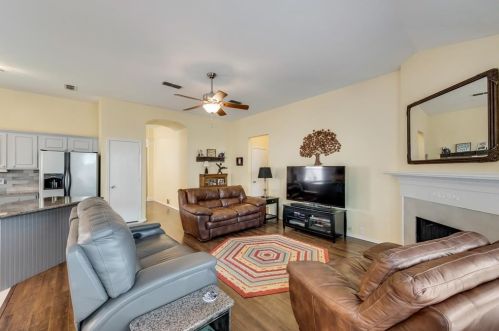 1704 Kingston Ln, Lewisville TX  75028-7307 exterior