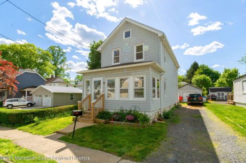 7 Washington St, East Freehold, NJ 07728-2324