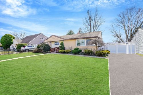 12 Mozart Ln, Bethpage, NY 11714-6008