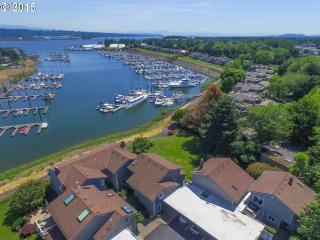 609 Tomahawk Island Dr, Portland, OR 97217-7971