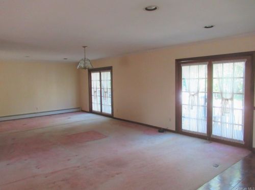 101 Shale Dr, Middletown NY  10940-7121 exterior