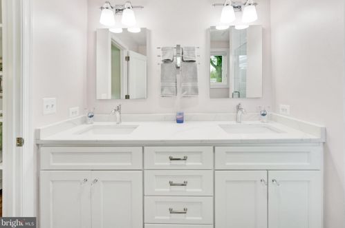 6917 Kingwood Dr, Falls Church VA  22042-3809 exterior