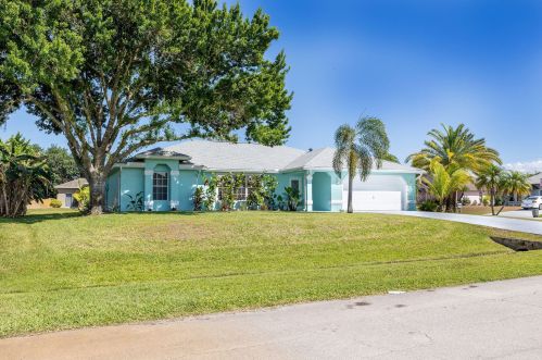 3307 Ford Ln, Fort Pierce, FL 34984-6437