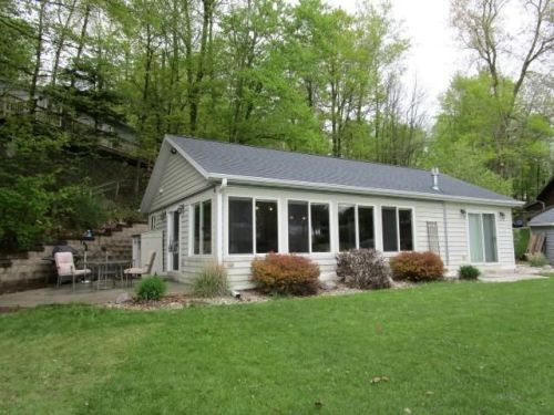 9125 Lake Dr, Manitowoc, WI 54220-9528