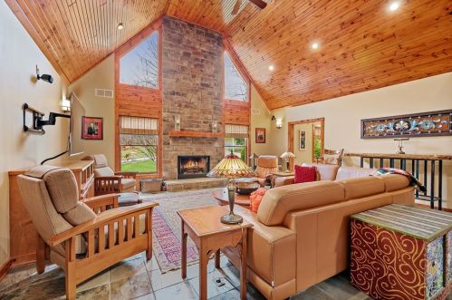 111 Westholm Dr, Sewickley, PA 15143-8388