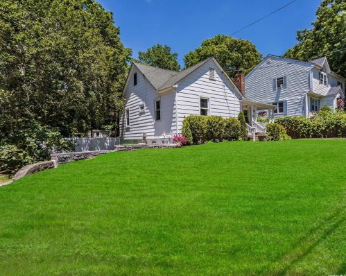 27 Hilden St, San Remo NY  11754-1743 exterior