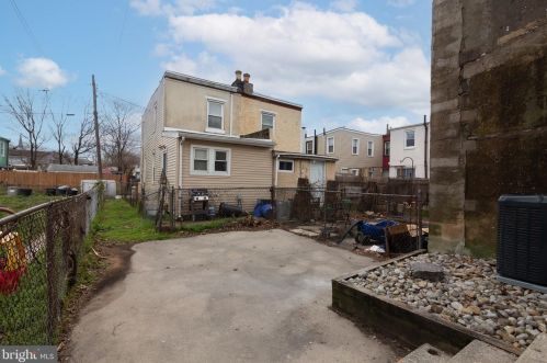 24 King St, Gloucester, NJ 08030-1463