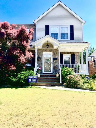 4 Evergreen Ave, New Hyde Park, NY 11040-3915