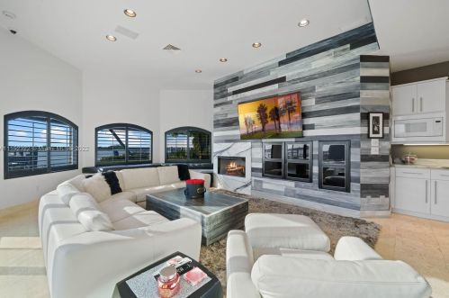 4828 Peninsula Dr, Daytona Beach FL 32127-7203 exterior