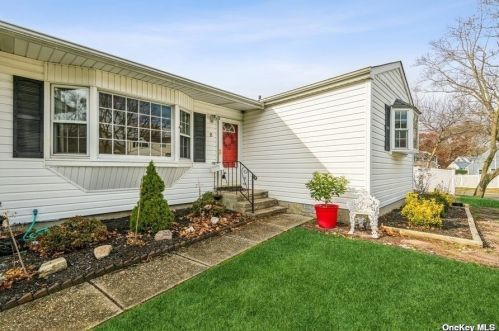2 Stan Haven Pl, Elwood, NY 11731-6528