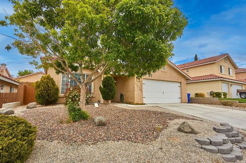 17576 Landis Dr, Victorville, CA 92395-7746