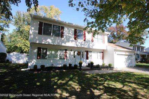 21 Applebey St, Tinton Falls, NJ 07724-1707