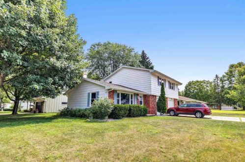 1711 Edgehill Dr, Green Bay, WI 54304-1775