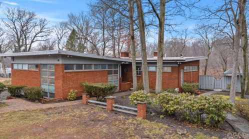 48 North Dr, East Brunswick, NJ 08816-1122