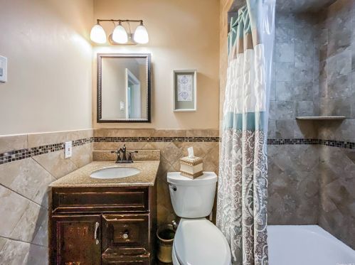 27 Hilden St, San Remo NY  11754-1743 exterior