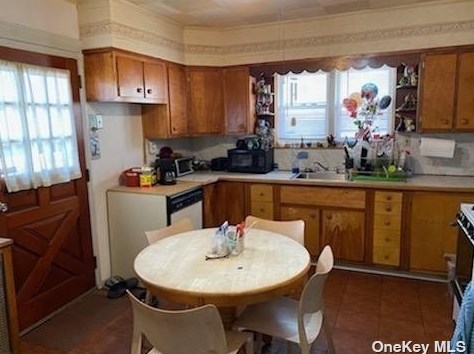 136-18 Whitelaw St, Jamaica, NY 11417-2721