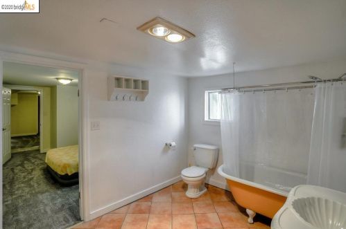 3241 Hollis St, Oakland CA 94608-2514 exterior