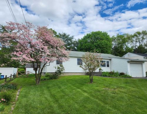 15 Cayuga Dr, New Hamburg, NY 12590-4028